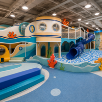 Structure de jeu multi-niveaux pour aire de jeux souple, avec piscine à balles et toboggans tubulaires, thème Aventure Océanique, pour lieux commerciaux