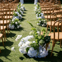 Vente en gros d'arrangements floraux artisanaux légers et réalistes en roses vertes et blanches et d'hortensias pour allées de mariage et décorations de chaises