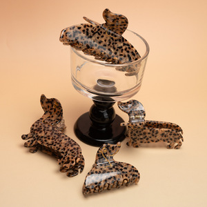 Pince à cheveux élégante en acétate motif léopard, pince requin pour chien teckel, accessoires polyvalents pour cheveux de femme - Product Image 1