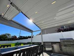 Auvent de toit rétractable <span class=keywords><strong>motorisé</strong></span> <span class=keywords><strong>sans</strong></span> <span class=keywords><strong>fil</strong></span> imperméable en PVC pour la protection solaire du jardin - Product Image 4