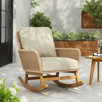 Fauteuil à bascule contemporain minimaliste en osier beige avec coussins en polyester doux et structure en bois durable pour terrasse et balcon