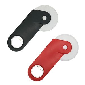 Coupe-pizza multifonction de qualité alimentaire avec logo personnalisé, lames à roulettes, ouvre-bouteille et poignée en plastique - Product Image 2