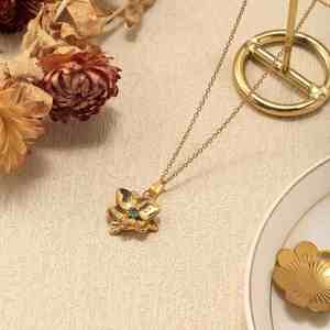 <span class=keywords><strong>Ciondolo</strong></span> <span class=keywords><strong>Margherita</strong></span> in Stile Palazzo per Donna, Fiore Retrò Girasole con Zirconi, Acciaio Inossidabile Placcato Oro Vero, Lusso Leggero - Product Image 3