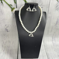 Boucles d'oreilles et collier avec breloque en forme de main de la Sororité Delta Greek Life, bijoux à thème universitaire, cadeau pour femmes