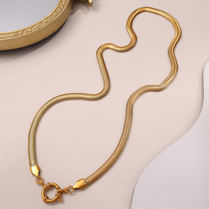 Collar versátil de acero inoxidable con concha de agua dulce, minimalista, de alta gama, para mujer, con cadena de espiga de serpiente. - Product Image 5