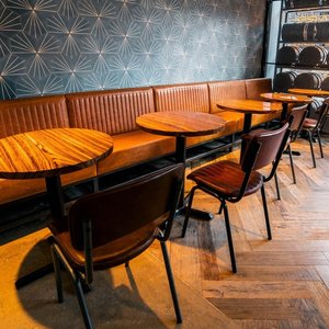 Banquette en cuir double style rétro américain et européen, assise dos à dos, mobilier de restaurant et d'hôtel inspiré des pubs britanniques - Product Image 4