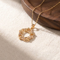 Collier ras du cou tendance en cuivre élégant en forme de fer à cheval, chaîne de clavicule micro-pavée de zircone, nouveau bijou de niche de luxe léger et à la mode
