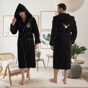 Heiße Angebote: Schwarze Frottier-Bademäntel für Herren, Großhandel, individuell gestaltete Spa-Baumwoll-Bademäntel mit Kapuze und Logo-Stickerei - Product Image 1