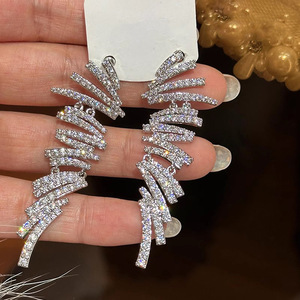 Orecchini di Lusso con Cristalli a Forma di Ala in Oro Bianco per Donna, Gioielli da Festa, Orecchini in Argento 925 con Incastonatura a Canale e Strass - Product Image 3