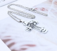 Colliers en acier inoxydable à prix réduit, chaînes de cou avec gouttes d'huile, collier à pendentif croix à trois couches pour les croyants religieux et les amoureux