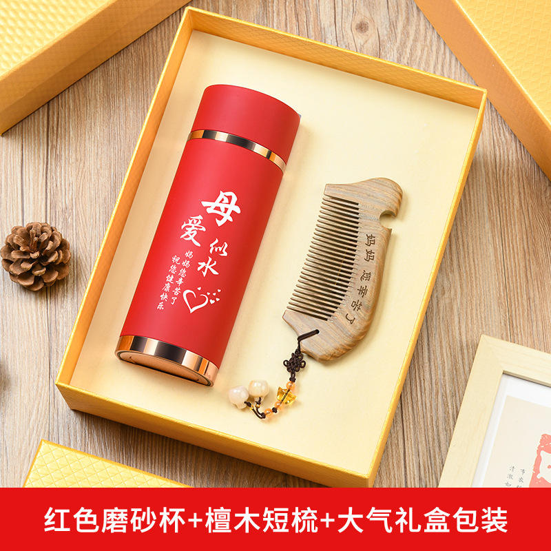 กล่องของขวัญหวีไม้จันทน์สั้นลายแก้วฝ้า "ความรักของแม่" สีแดง