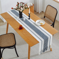 Chemin de table tissé à la main avec pompons, en mélange de coton, avec set de dessous de plat assorti pour table à manger