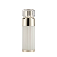Vente en gros Bouteille vide à pompe sans air en acrylique de haute qualité de 15ml 30ml 50ml avec col doré et couvercle transparent