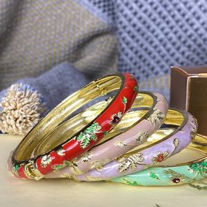 Brazalete Clásico de Esmalte con Motivo de Jade Natural, Obra Artesanal, Monumento del Patrimonio de la Ciudad Prohibida, Recuerdo Cultural, Acabado Duradero - Product Image 3