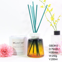 Bouteille diffuseur de parfum de luxe en verre ambré rond de 100 ml et 200 ml avec bâtonnets en rotin, motif floral, avec boîte personnalisée – Vente en gros
