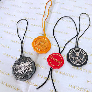 Etiquetas colgantes de plástico con logotipo en relieve para reloj, marca personalizada hecha a mano, de alta calidad - Product Image 6