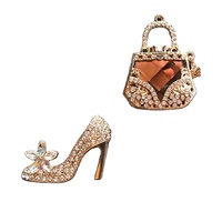 Diffuseur de parfum pour voiture en forme de chaussures et sac à main en cristal, clip de parfum pour grille d'aération, accessoires de voiture en cristal pour filles