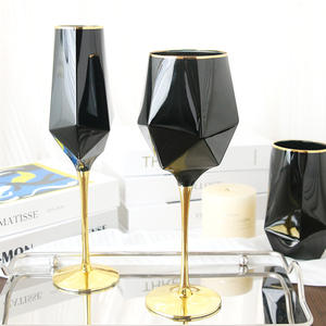 Conjunto de Taças de Vinho Geométricas Luxuosas em Preto com Pé Dourado em Forma de Diamante para Casamento e Festas - Product Image 2