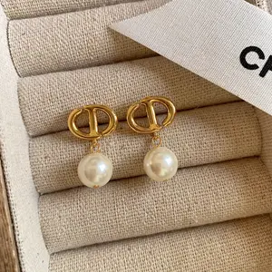 Pendientes de perlas chapados en oro Vintage de diseñador de lujo de alta calidad, pendientes pesados con letras de estilo Punk para mujer