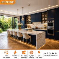 Meuble de cuisine contemporain en bois PET bleu marine mat, design personnalisé, certifié FSC, avec îlot Calacatta Gold