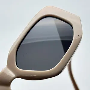 2024 Trendy marka tasarımcısı gözlük Oval şekil kadınlar Punk tarzı kalın tonları güneş gözlüğü erkek kadın lüks