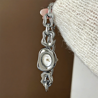 Ovale Armbanduhr für Damen im Retro-Stil Modische Legierung Quarz Glasanzeige Zeiger 28mm 9mm