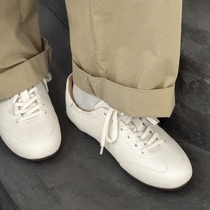 Chaussures de marche souples et froissées, blanches pâles, décontractées, basses, confortables, à semelle souple, plateforme, style sport, type ballerines. - Product Image 3