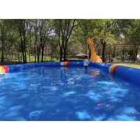 Piscine gonflable colorée de 5.5mL X 5.5mW pour les ballons d'eau et les bateaux à aubes, idéale pour les sports et les divertissements.