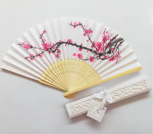Éventail japonais en satin blanc à motif floral, cadre en bambou, art populaire sculpté, souvenirs de mariage - Product Image 1