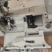 Machine à coudre à plat PEGASUS W500N d'occasion avec trois aiguilles et cinq fils, moteur durable comme composant principal