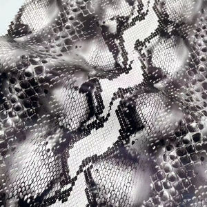 Tessuto in Pelle Sintetica Senza PFAS con Stampa Pelle di Serpente per Pantaloni e Giacche, Tessuto in Pelle di Design, Finta Pelle di Tendenza - Product Image 3