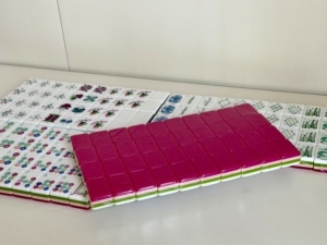 Fichas de Mahjong de Acrílico de Cuatro Capas <span class=keywords><strong>en</strong></span> Bloques de Color Rojo Rosa, Estilo Americano, con Manivela, Multicolor, para Juegos de Ajedrez y Cartas, Venta al por Mayor - Product Image 2