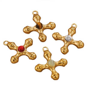 Colgantes y dijes de moda de acero inoxidable 316L chapados en oro PVD de 14K y 18K personalizados para hacer pulseras y dijes de cruz para la creación de joyas. - Product Image 5
