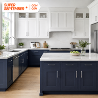 En promotion : Meuble de cuisine haut de gamme taupe, quincaillerie laiton style Shaker, îlot de cuisine avec crédence en marbre blanc pour hôtel