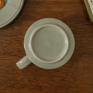 Juego de Taza y Platillo de Cerámica Rústica con Diseño Floral Vintage para el Té de la Tarde - Product Image 2