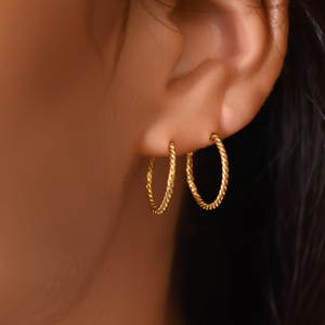 Boucles d'oreilles créoles en acier inoxydable plaqué or, design torsadé, petite taille, bijoux tendance pour femmes - Product Image 3