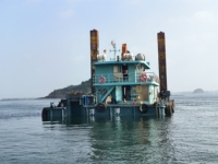 Bateau de drague de pelle rétro robuste de 120 tonnes pour l'entretien des voies navigables de navire d'excavatrice de construction en acier de dragage de canal de rivière