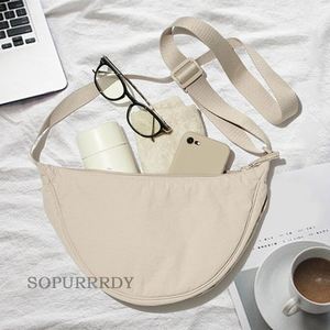 Sac à bandoulière personnalisé avec logo, sac à main en nylon en forme de croissant, sac à bandoulière tendance pour femmes, sac de voyage avec sangle réglable - Product Image 5