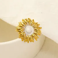 Boucles d'oreilles clous tendance Tournesol Vif avec centre en émail rouge, en acier inoxydable, bijoux d'oreille élégants pour femme à porter au quotidien