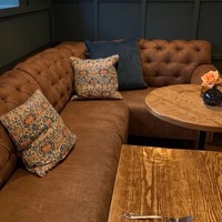 UPTOP personnalisé ensemble de salle à manger en cuir noir restaurant stand sièges café table en bois canapé banc