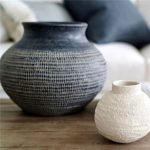 Vase à fleurs de salon en relief texturé avec logo rétro personnalisé vases à bourgeons vase en céramique pour la décoration intérieure - Product Image 6