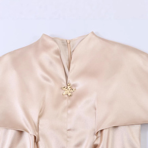 Blusa de satén de lujo para mujer con cuello mandarín y capa - Top peplum ajustado con detalles de botones, OEM/ODM de fábrica de ropa de China - Product Image 3