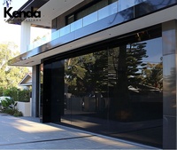 Porte de garage moderne KendaDoors, entièrement vitrée, sans cadre, en aluminium, à ouverture automatique, nouvelle conception très vendue pour les villas