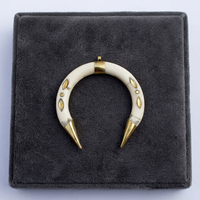Vente en gros de cornes de buffle naturelles, rondes et carrées, 5 cm, polies, colorées, avec trous, en vrac, pour artisanat fait main et bijoux.
