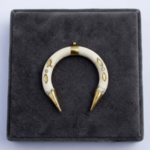 Vente en gros de cornes de buffle naturelles rondes de 5 cm, polies, colorées, avec trous, en vrac, pour artisanat fait main, objets anciens et de collection - Product Image 5
