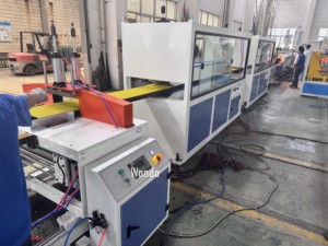 Ligne d'extrusion <span class=keywords><strong>de</strong></span> profilés marins en PE / Ligne <span class=keywords><strong>de</strong></span> production <span class=keywords><strong>de</strong></span> profilés marins en PE à haut rendement / Machine plastique - Product Image 6