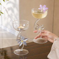 Décoration de table romantique en verre courbé de luxe léger avec poignée en forme de fleur pour table à manger