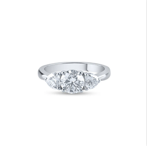 Bague en diamant poire en or blanc 14 carats Radiant avec sertissage à trois pierres pour les célébrations de fiançailles classiques d'Inde - Product Image 4