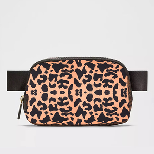 กระเป๋าคาดเอวทรงสปอร์ตขนาดเล็ก 1 ลิตร รุ่น Unisex จากคลังสินค้า USA สายสะพายไหล่กว้างเรียบเนียน ซิปโลหะ เหมาะสำหรับใช้ในชีวิตประจำวัน - Product Image 1