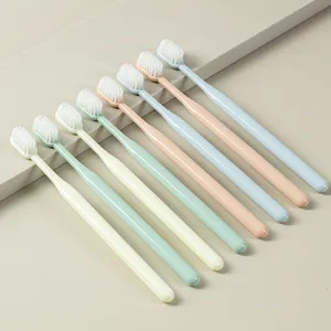 فرشاة أسنان بلاستيكية متعددة الألوان بسعر تنافسي من المصنع الأصلي وتُصمم حسب الطلب وتضم 8 قطع ذات شعيرات لينة